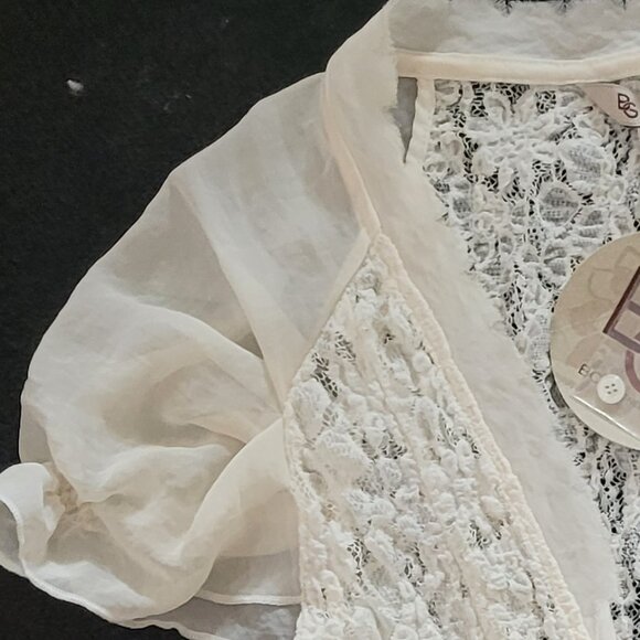 ✨NWT✨ BCBG Lace V-Neck Shortsleeve Blouse - Picture 3 of 7
